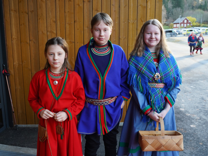 Aina Soleima Dunfjeld-Berg (10), Johan Nikolai Larsen (14) og Ella Johanna Jåma-Berg (12) står klare til å ta imot Kongen. Foto: Liv Anette Luane, Det kongelige hoff